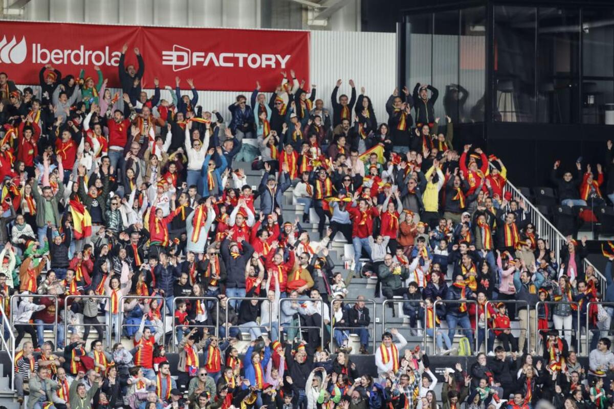 Una tarde mágica en El Plantío con la selección española femenina, sobre todo para las más jóvenes.  / VALDIVIELSO