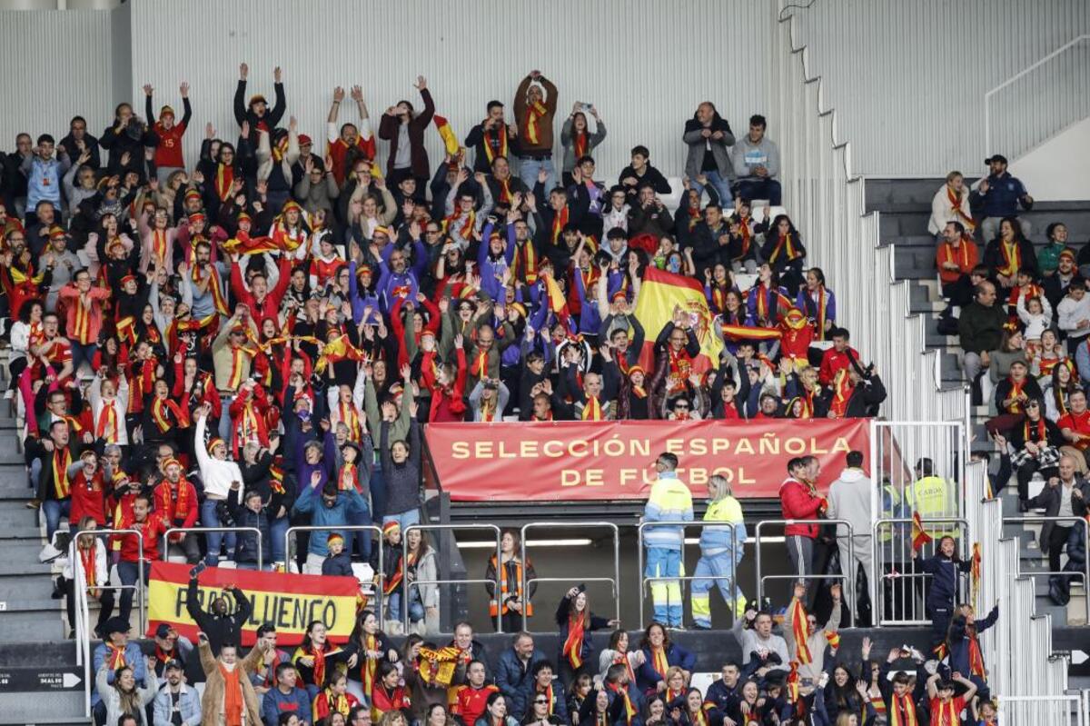 Una tarde mágica en El Plantío con la selección española femenina, sobre todo para las más jóvenes.  / VALDIVIELSO