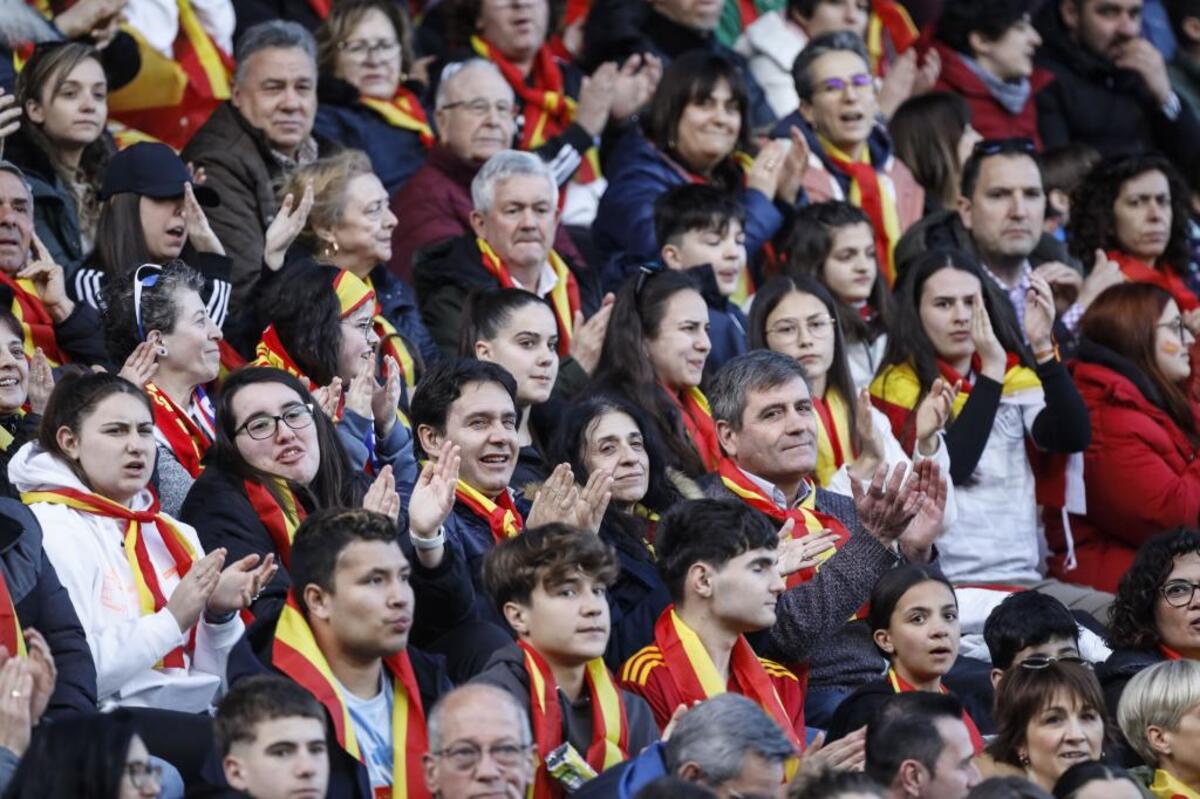 Una tarde mágica en El Plantío con la selección española femenina, sobre todo para las más jóvenes.  / VALDIVIELSO