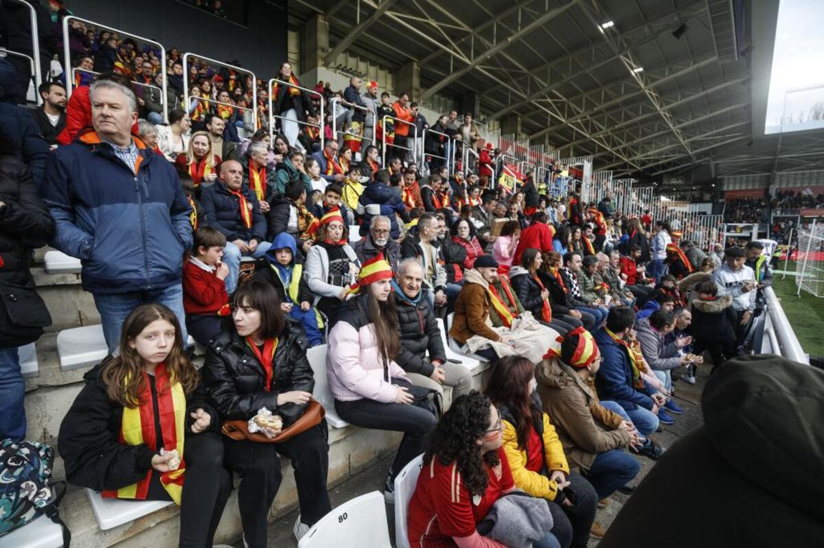 Una tarde mágica en El Plantío con la selección española femenina, sobre todo para las más jóvenes.  / VALDIVIELSO