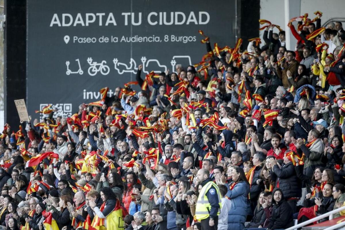 Una tarde mágica en El Plantío con la selección española femenina, sobre todo para las más jóvenes.  / VALDIVIELSO