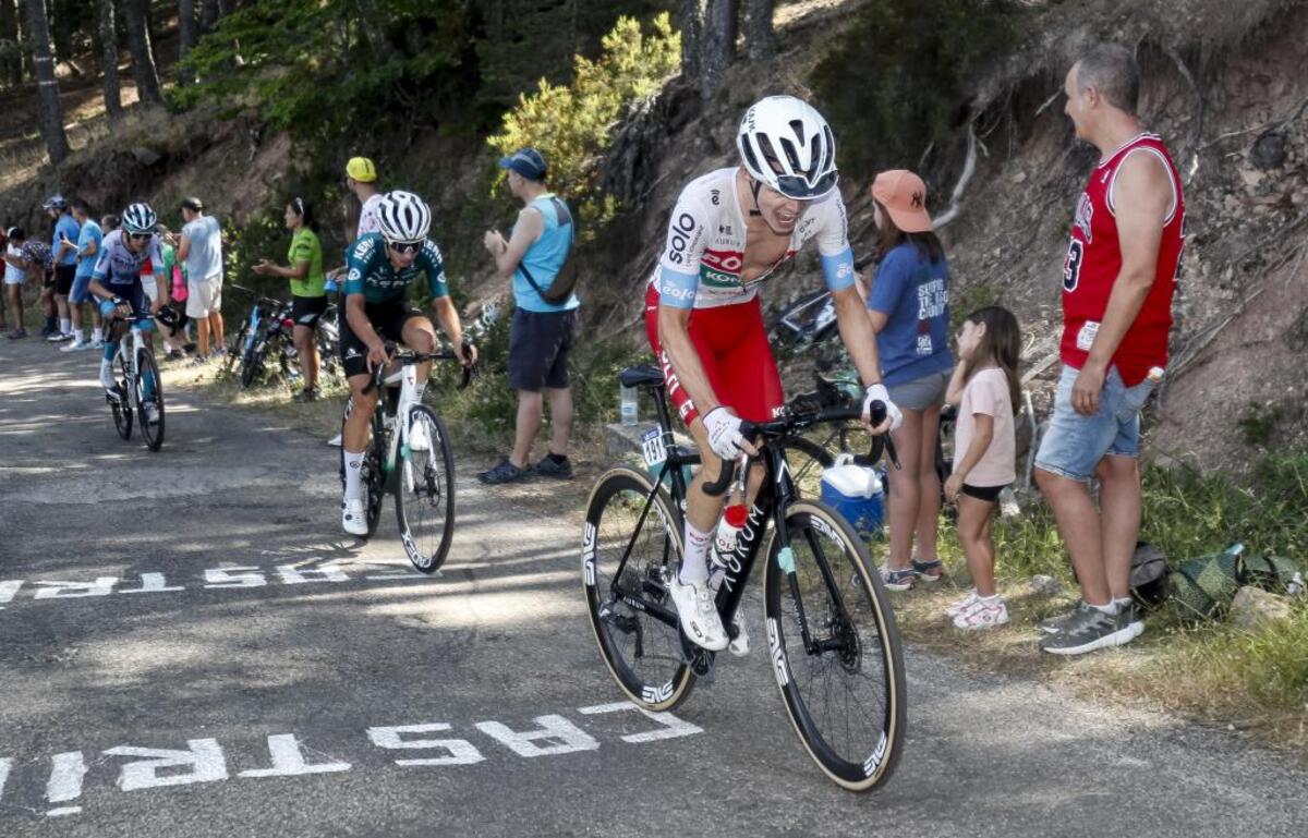 Las rampas más duras de Las Lagunas hicieron mella en los ciclistas.   / VALDIVIELSO