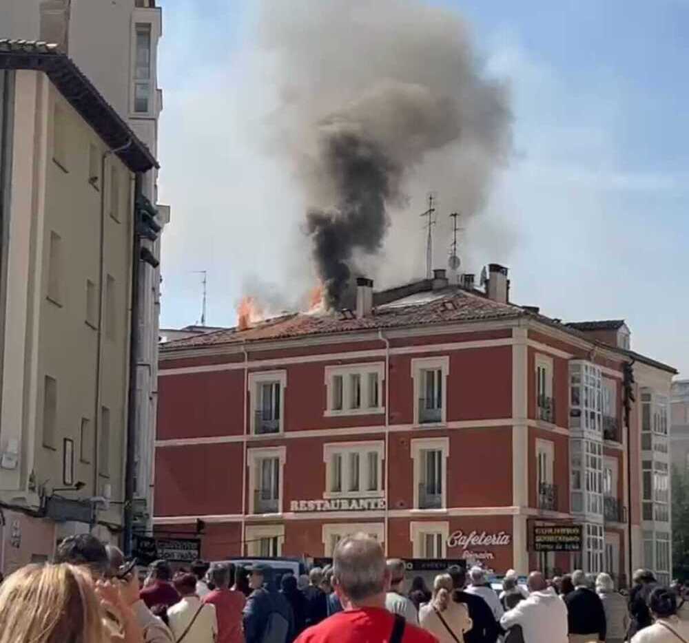 Las llamas han devorado este mediodía el tejado de un edificio en pleno centro de Burgos.