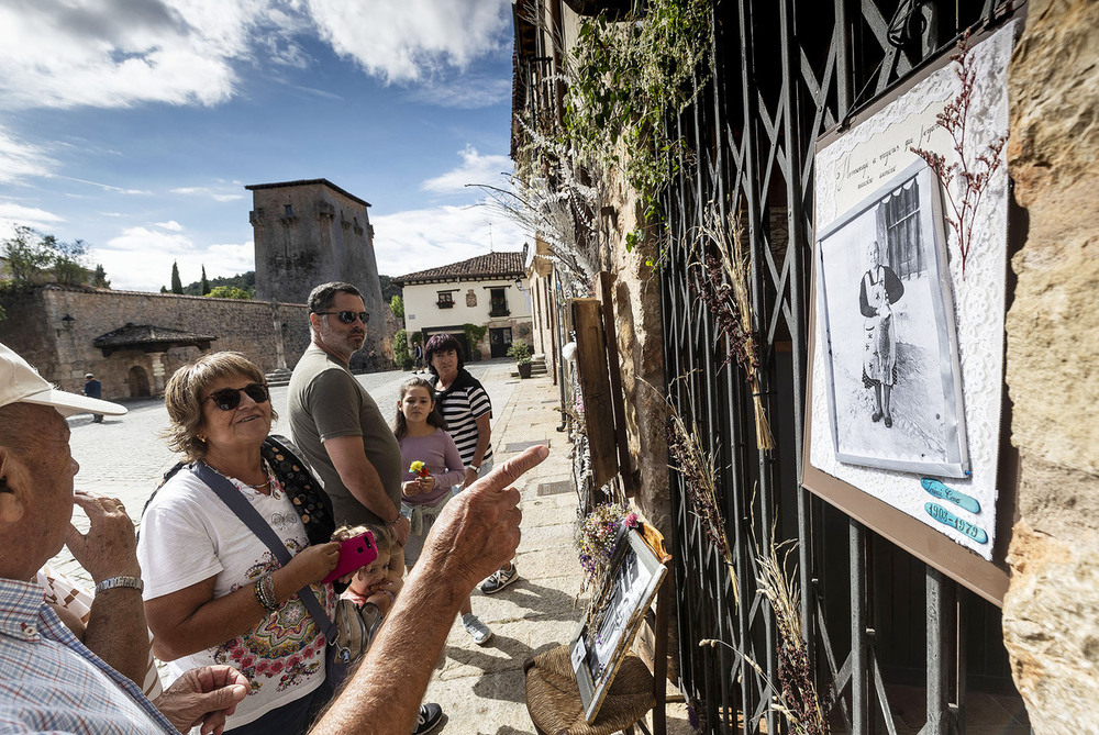 Las mujeres que habitan o habitaron estas casas de Covarrubias muestran al exterior su alma. 