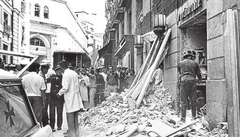 La brutal explosión llenó de escombros la céntrica calle Correo.