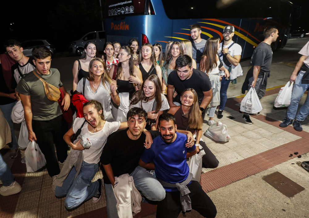 El primero de los dos autobuses de la noche llegó a Briviesca pasadas las 23 horas del viernes.