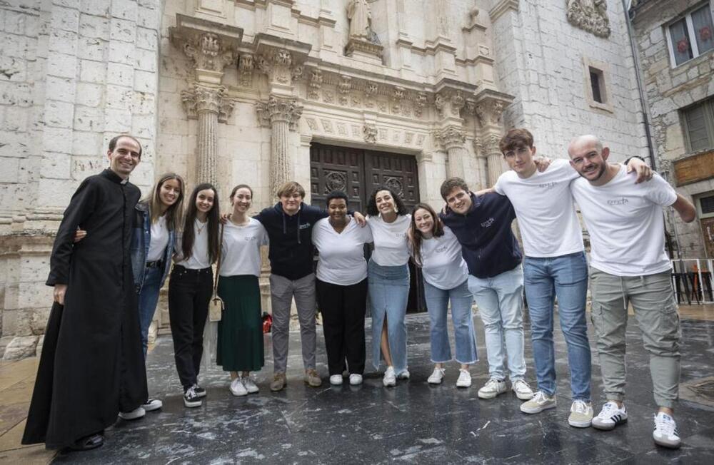 El párroco, Enrique Ybáñez, con parte del grupo que fue a México y que confía en continuar con la misión desde Burgos. 