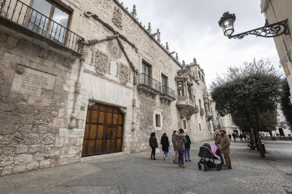 En la Casa del Cordón se alojó en cada visita y fue su hogar durante meses hace 500 años. 