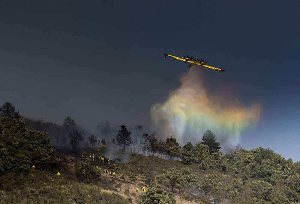 Trabajos de extinción ayer tarde en Monterrubio por tierra y aire.