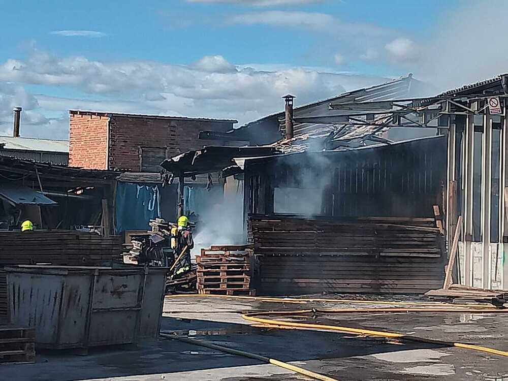 Un incendio quema las instalaciones de Maderas Susaeta