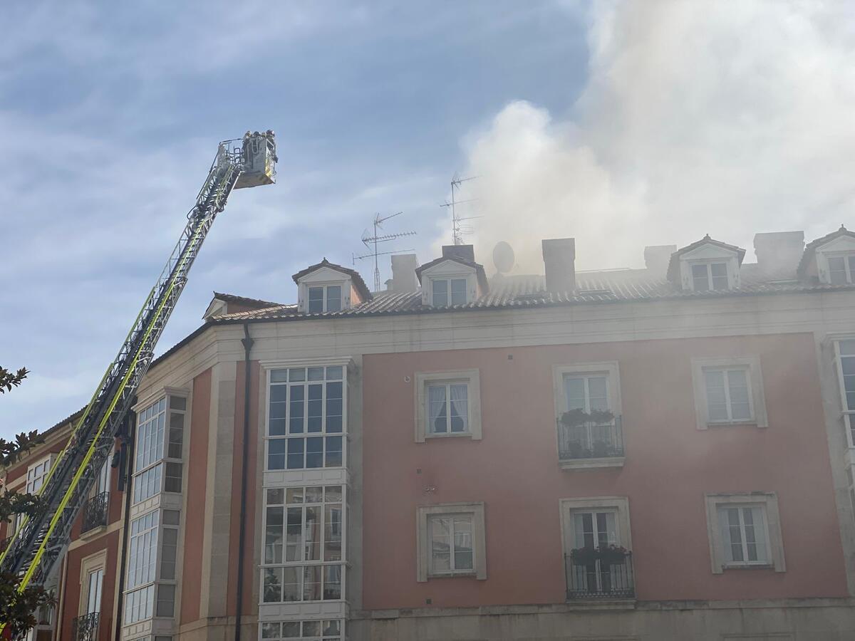 Los Bomberos han accedido a lo alto del inmueble con la autoescala.  / ALBERTO RODRIGO