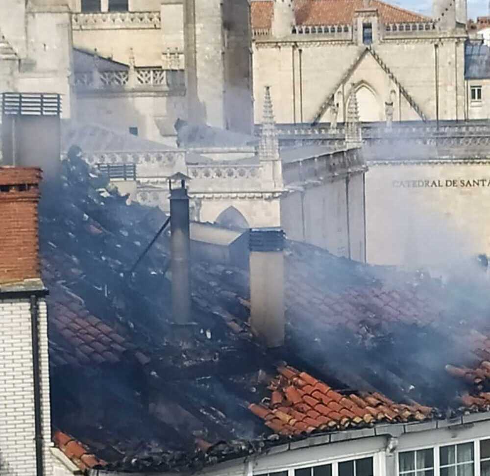 Imagen de la cubierta del edificio totalmente calcinada.