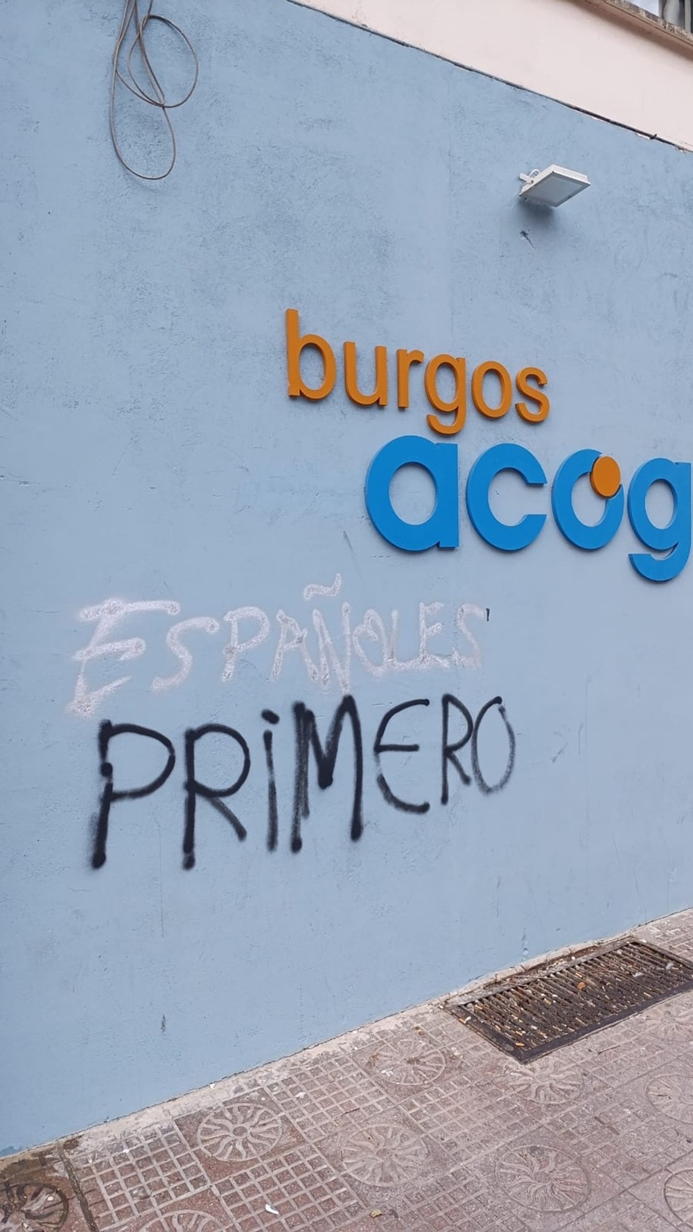 Las sedes de las ONG amanecen con pintadas racistas