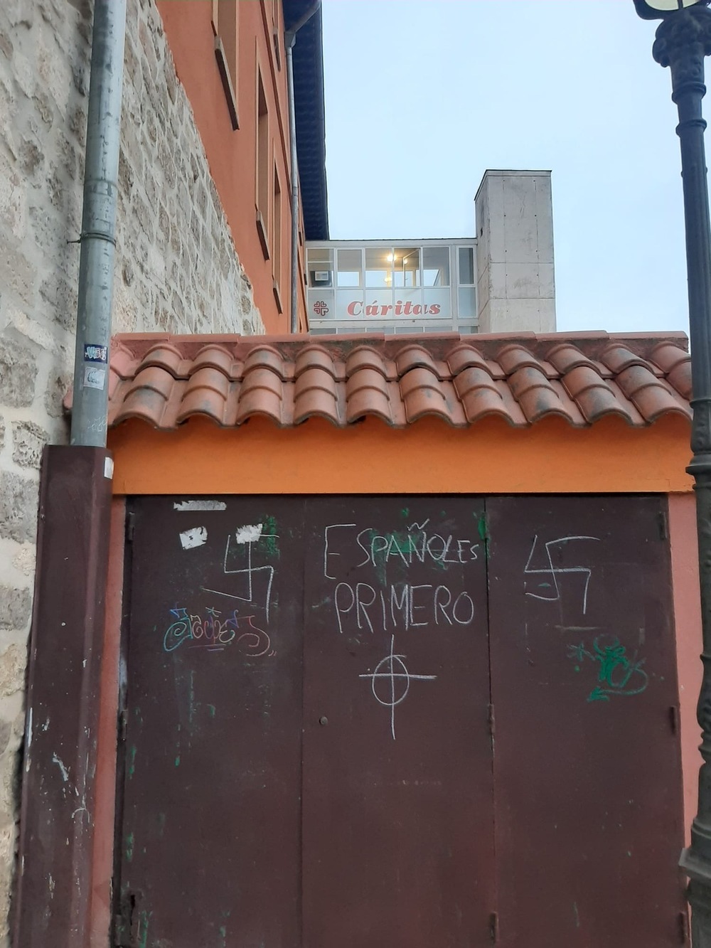 Las sedes de las ONG amanecen con pintadas racistas