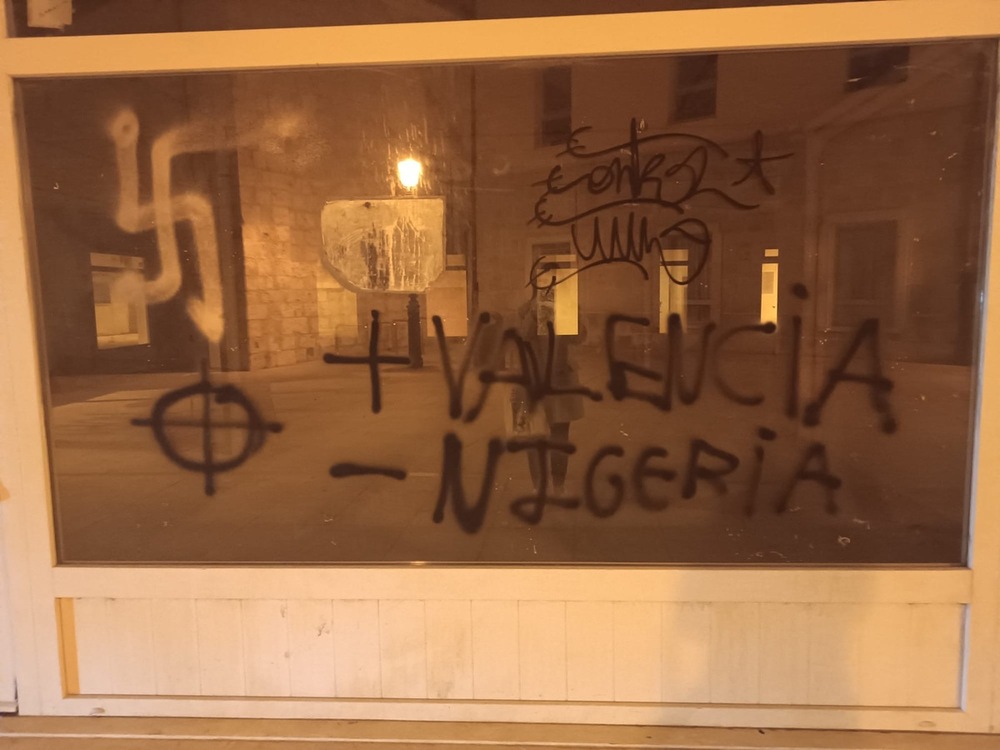 Las sedes de las ONG amanecen con pintadas racistas