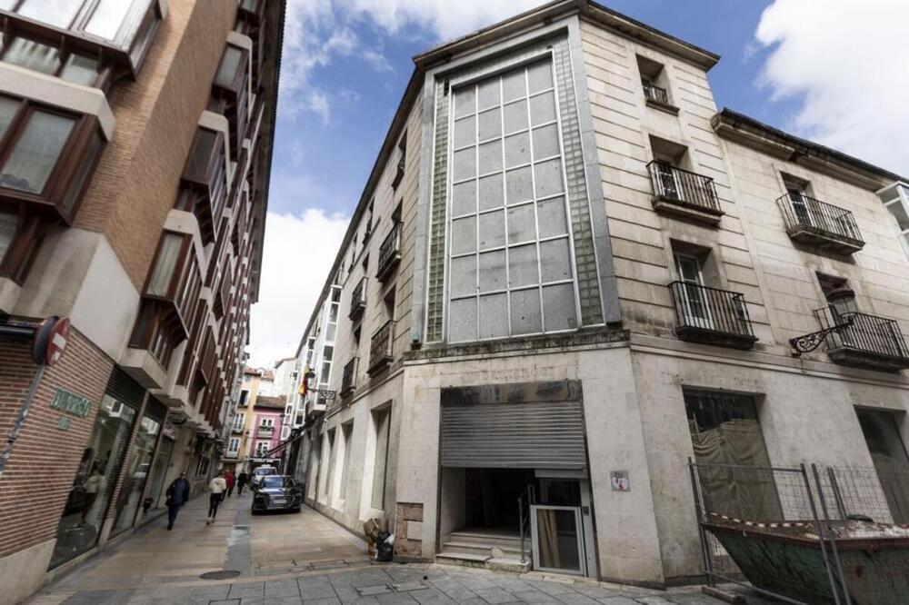 El local del Banco Santander en el número 15 de Almirante Bonifaz abrirá a finales de mayo con un nuevo modelo de negocio.