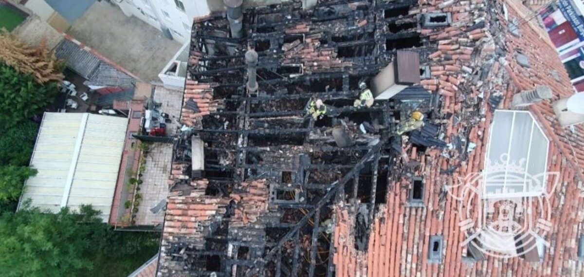 Un incendio devora varias viviendas y el tejado de un edificio de la calle Nuño Rasura.  / @BOMBEROSBURGOS