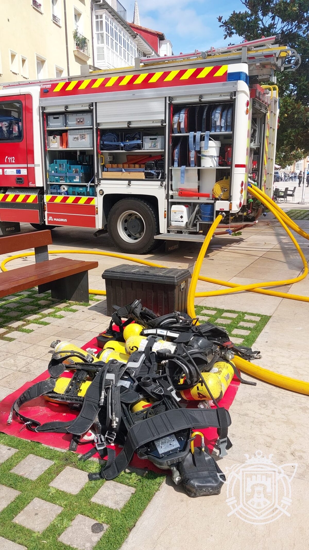 Un incendio devora varias viviendas y el tejado de un edificio de la calle Nuño Rasura.  / @BOMBEROSBURGOS