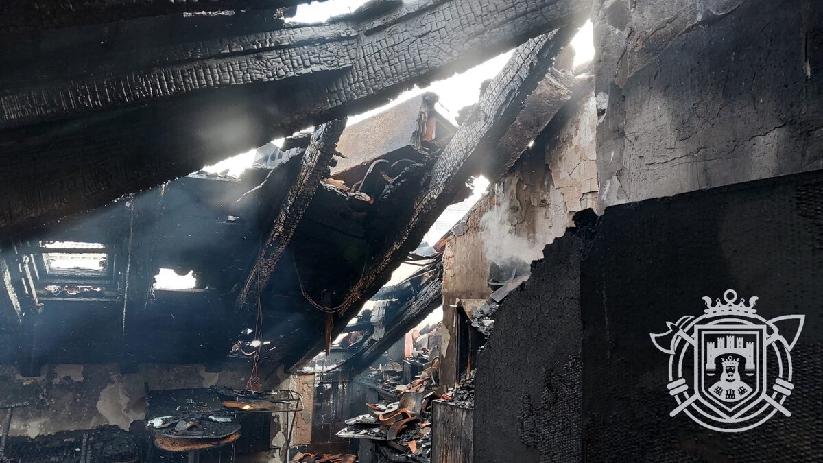 Un incendio devora varias viviendas y el tejado de un edificio de la calle Nuño Rasura.  / @BOMBEROSBURGOS