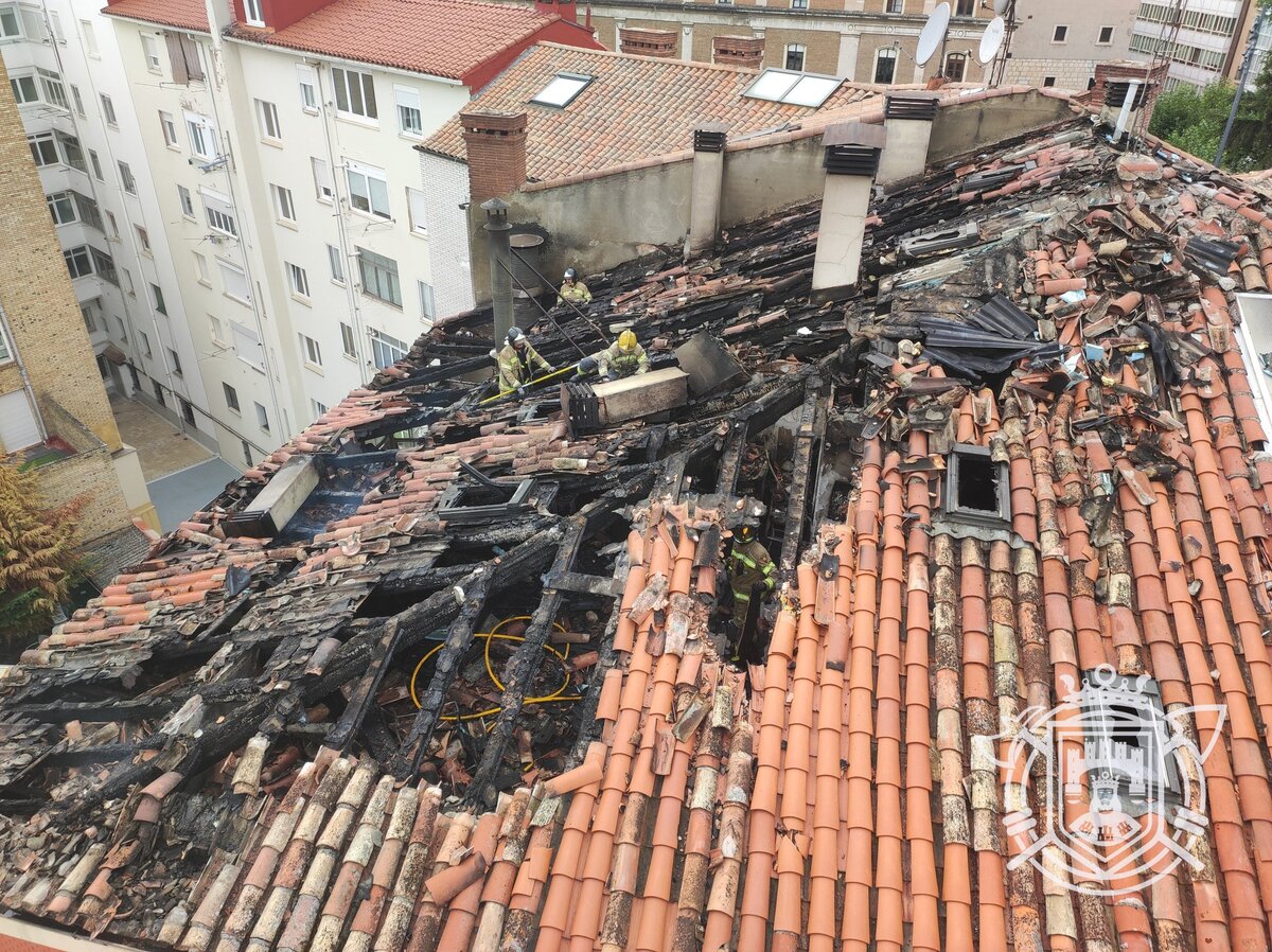 Un incendio devora varias viviendas y el tejado de un edificio de la calle Nuño Rasura.  / @BOMBEROSBURGOS