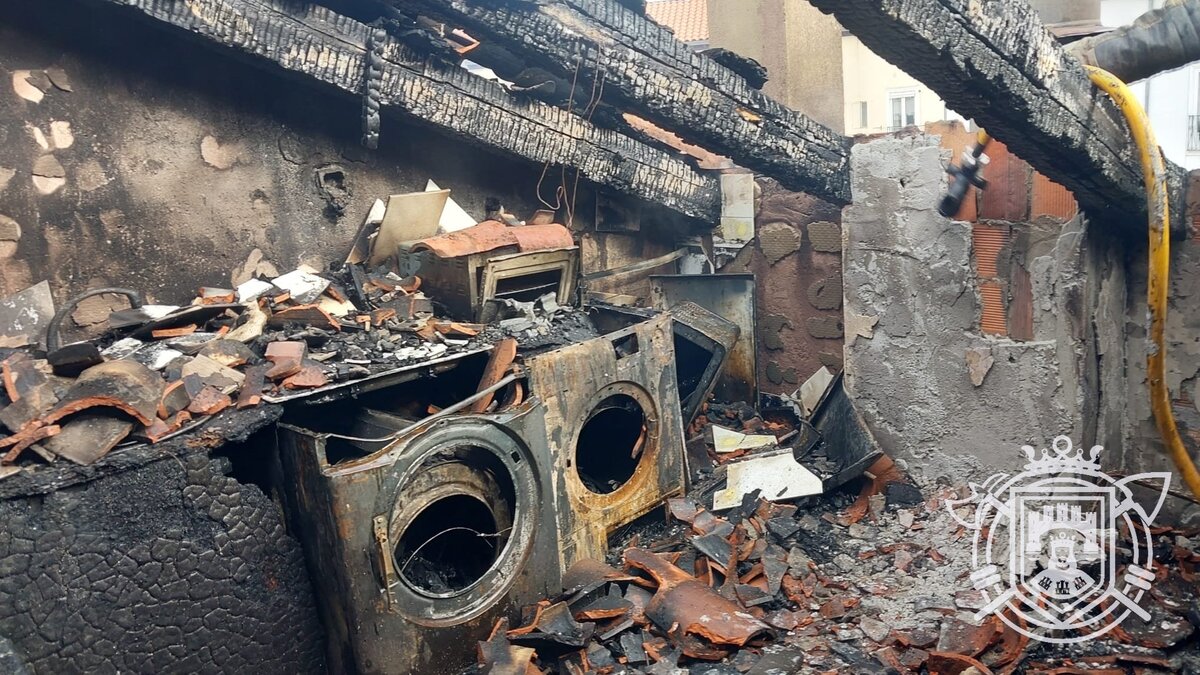 Un incendio devora varias viviendas y el tejado de un edificio de la calle Nuño Rasura.  / @BOMBEROSBURGOS