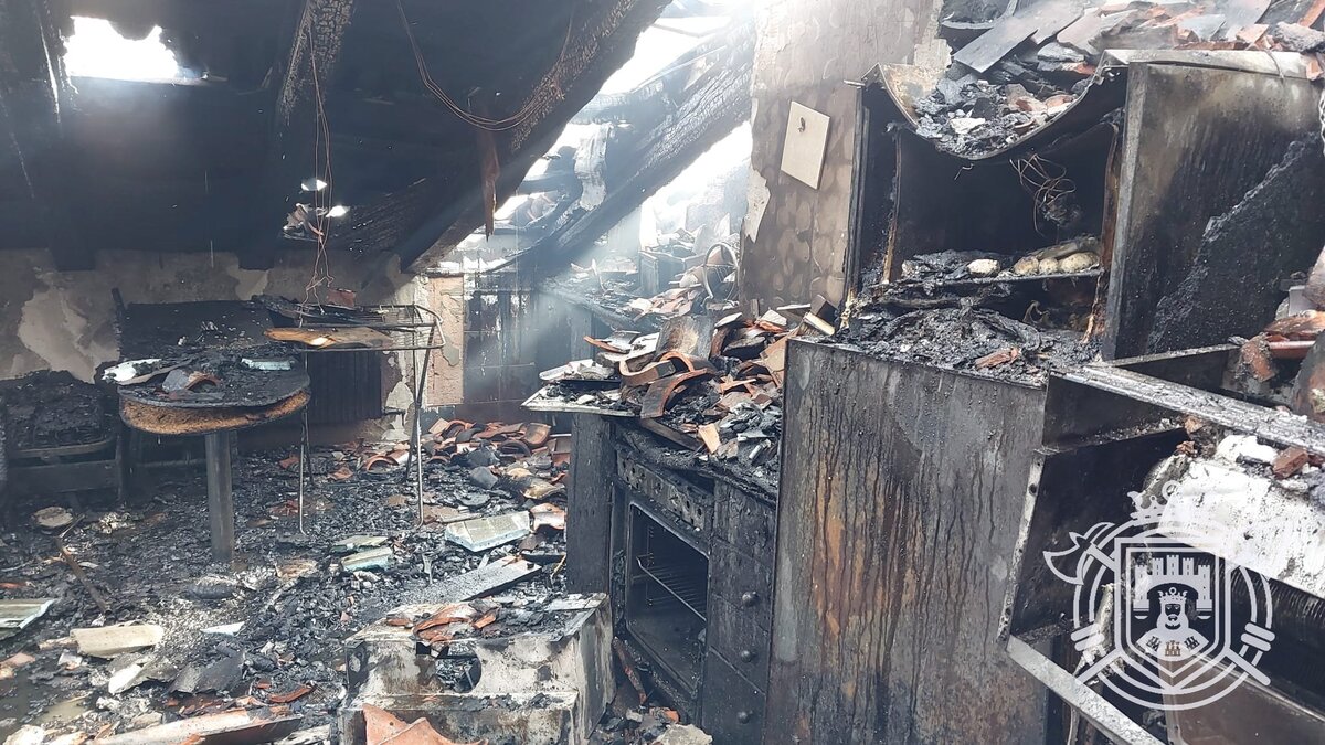 Un incendio devora varias viviendas y el tejado de un edificio de la calle Nuño Rasura.  / @BOMBEROSBURGOS