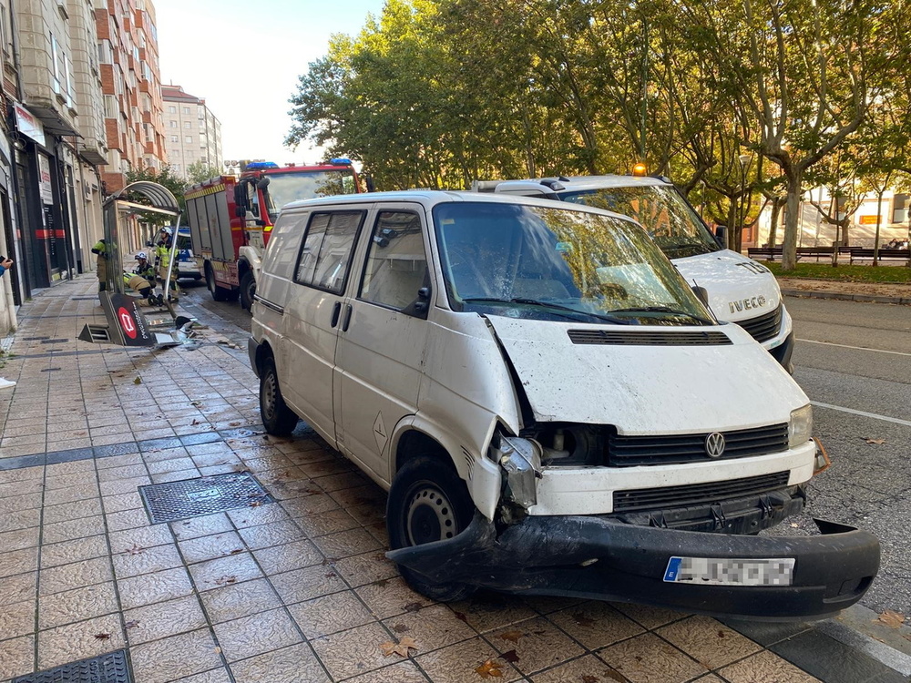 Un menor ha resultado herido al estrellarse la furgoneta en la que viajaba contra una marquesina de bus en San Agustín.