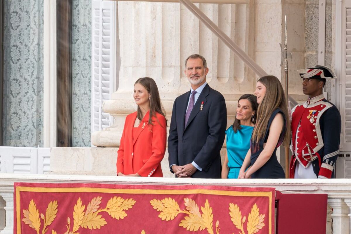 Los Reyes, Felipe VI (2i) y Letizia (2d), acompañados de sus Altezas Reales la Princesa de Asturias (i) y la Infanta Doña Sofía (d) asisten al relevo solemne de la Guardia Real, con ocasión del X aniversario de la Proclamación   / POOL / DIEGO RADAMÉS
