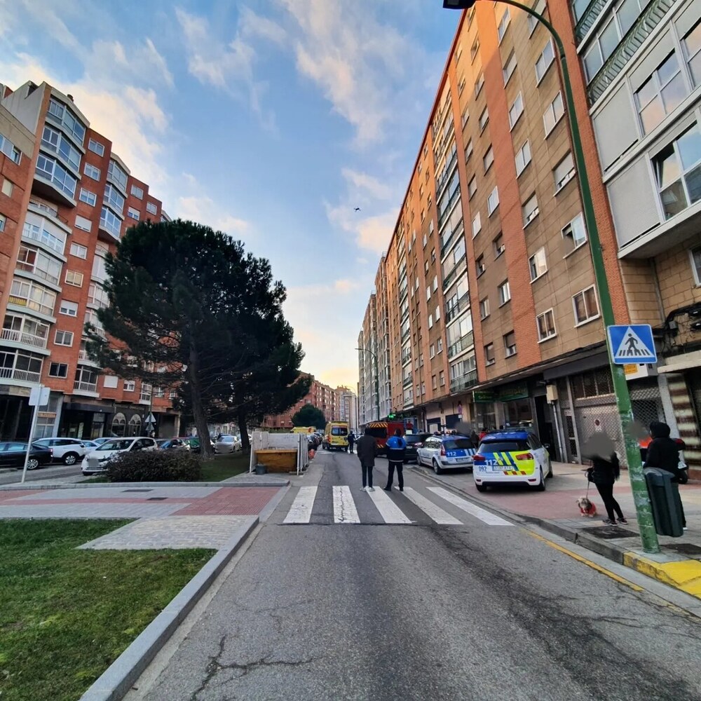 La calle Calleja y Zurita ha sido cortada al tráfico mientras se desarrollaban las labores de los Bomberos.  / @POLICIADEBURGOS