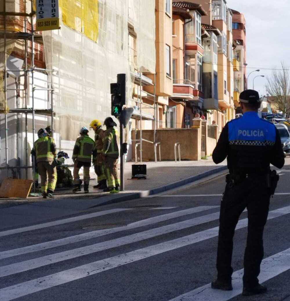 Bomberos de Burgos y Policía Local han acudido al lugar de los hechos, un edificio en obras frente al colegio María Mediadora.