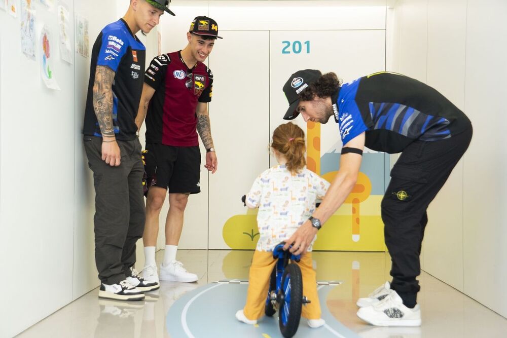 MotoGP and Moto2 riders go to Dexeus College Hospital and donate ‘minibikes’ to sufferers