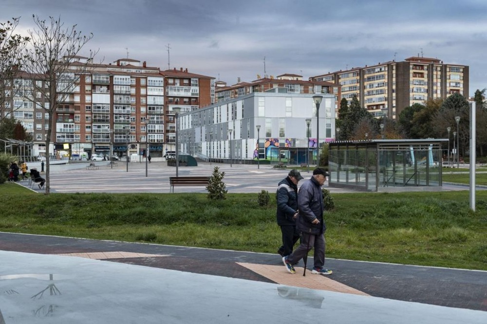 Se han eliminado zonas de madera que estaban muy deterioradas y se ha renovado el pavimento. 