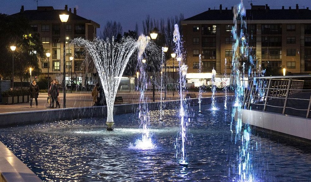 La iluminación de la fuente más cercana a la calle Santiago es uno de los atractivos de esta actuación.