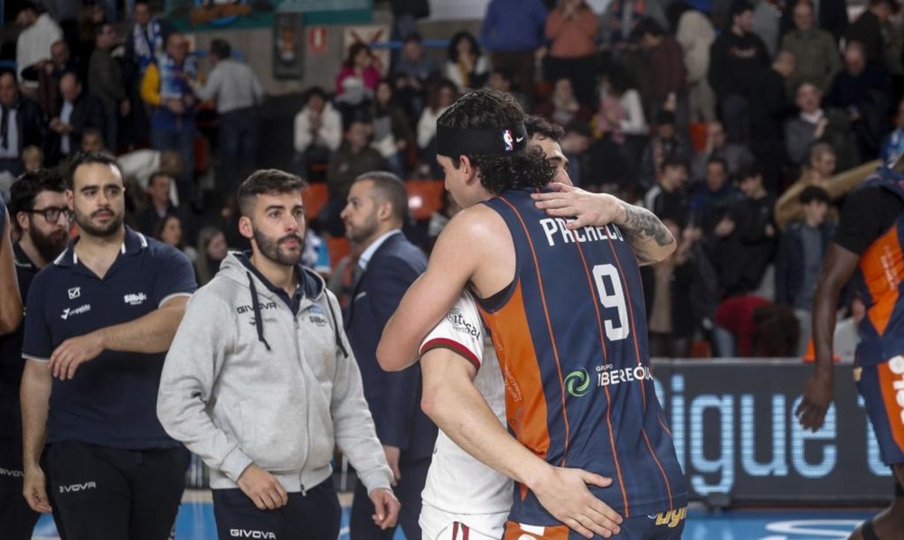 Abrazo amistoso entre Dídac Cuevas y Caio Pacheco, compañeros el curso pasado en el Tizona.