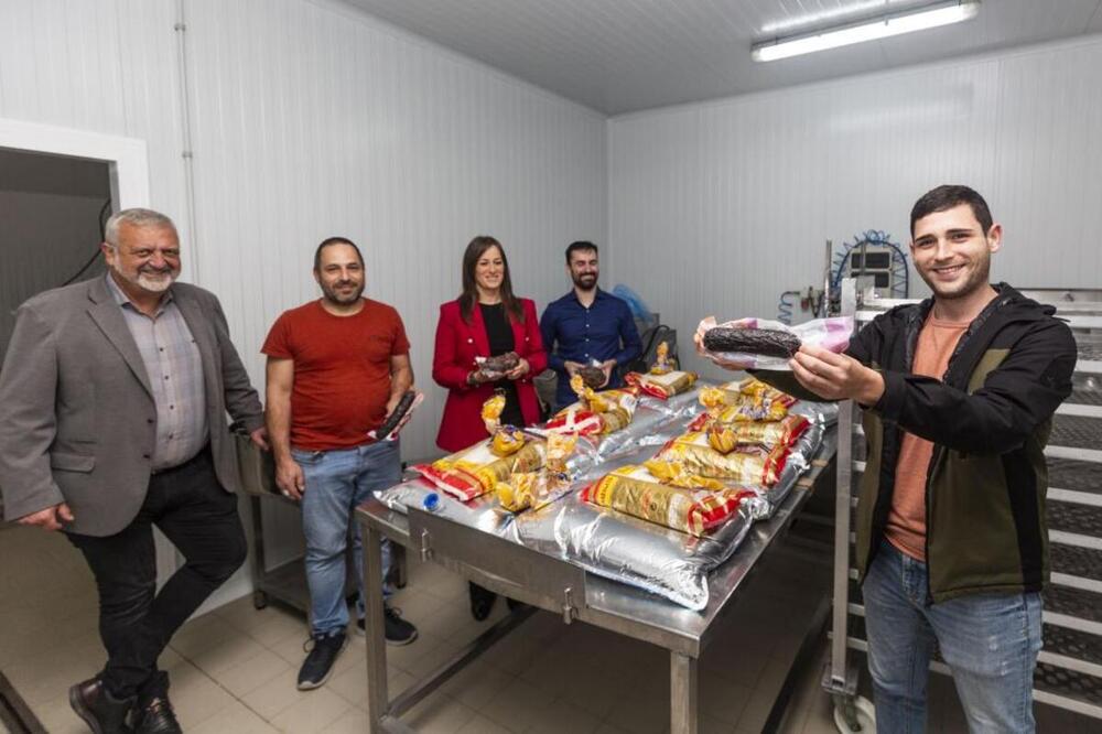 Parte del equipo, dentro de la fábrica donde se produce el embutido, en el polígono de Villalonquéjar. 