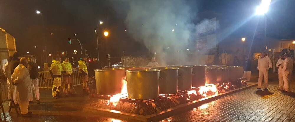 Los titos desafían a la lluvia en el barrio de Gamonal  / @BOMBEROSBURGOS