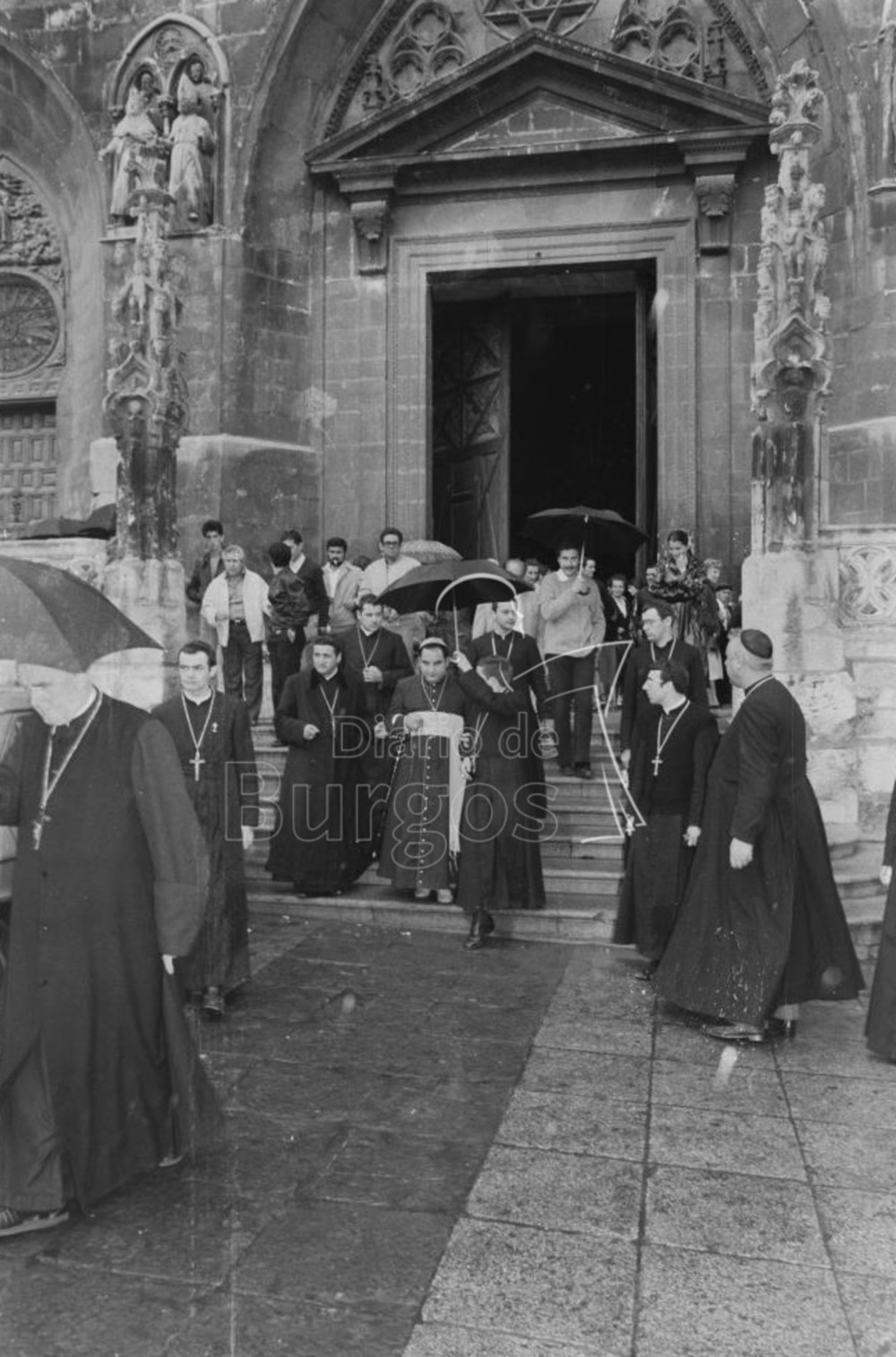 En agosto de 1979, pocos meses antes de autoproclamarse Papa, Clemente Domínguez (en el centro, bajo el paraguas que sostiene un acólito), visitó el primer templo metropolitano.