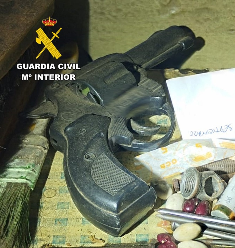 Detenido por amenazas graves a un vecino y a la Guardia Civil con un cuchillo y un hacha.