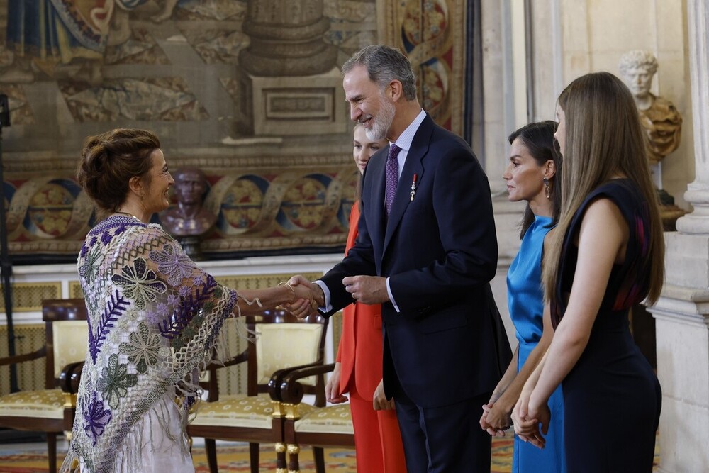 El Rey condecora con la Cruz de Oficial del Mérito Civil a María Esther Cubo Delgado