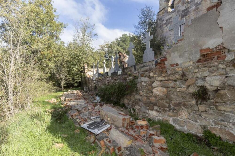 El derribo del muro principal del camposanto ha provocado daños en las lápidas pero no en los féretros. 