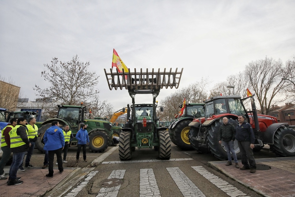 Decenas de tractores, ante de la salida en La Milanera.  / VALDIVIELSO