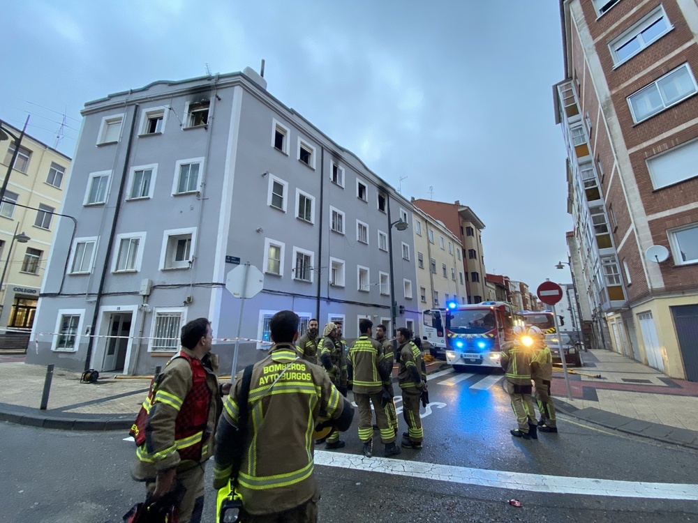 Imagen del inmueble de la calle Fray Esteban de la Villa en el que ha tenido lugar el grave incendio de esta madrugada en Burgos.   / ALBERTO RODRIGO