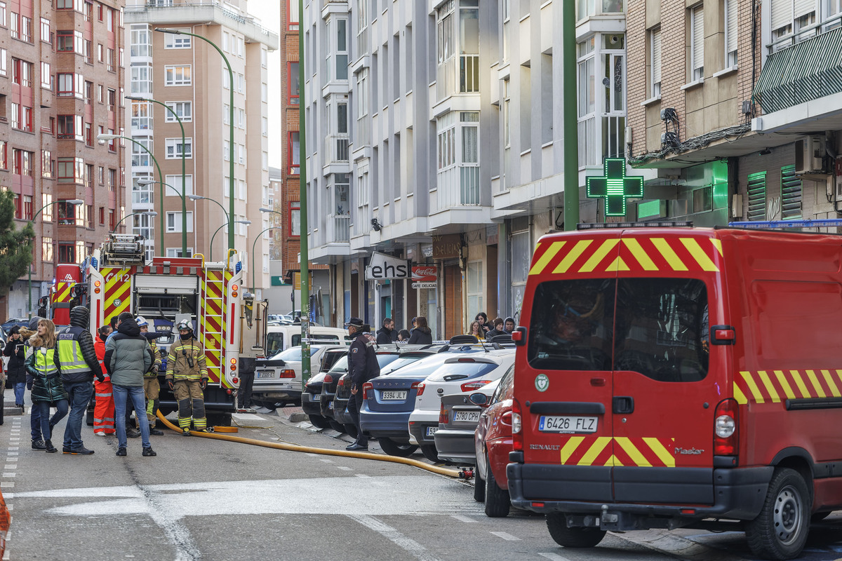 Fallece una octogenaria en el incendio de una vivienda en Calleja y Zurita.  / RICARDO ORDÓÑEZ (ICAL)