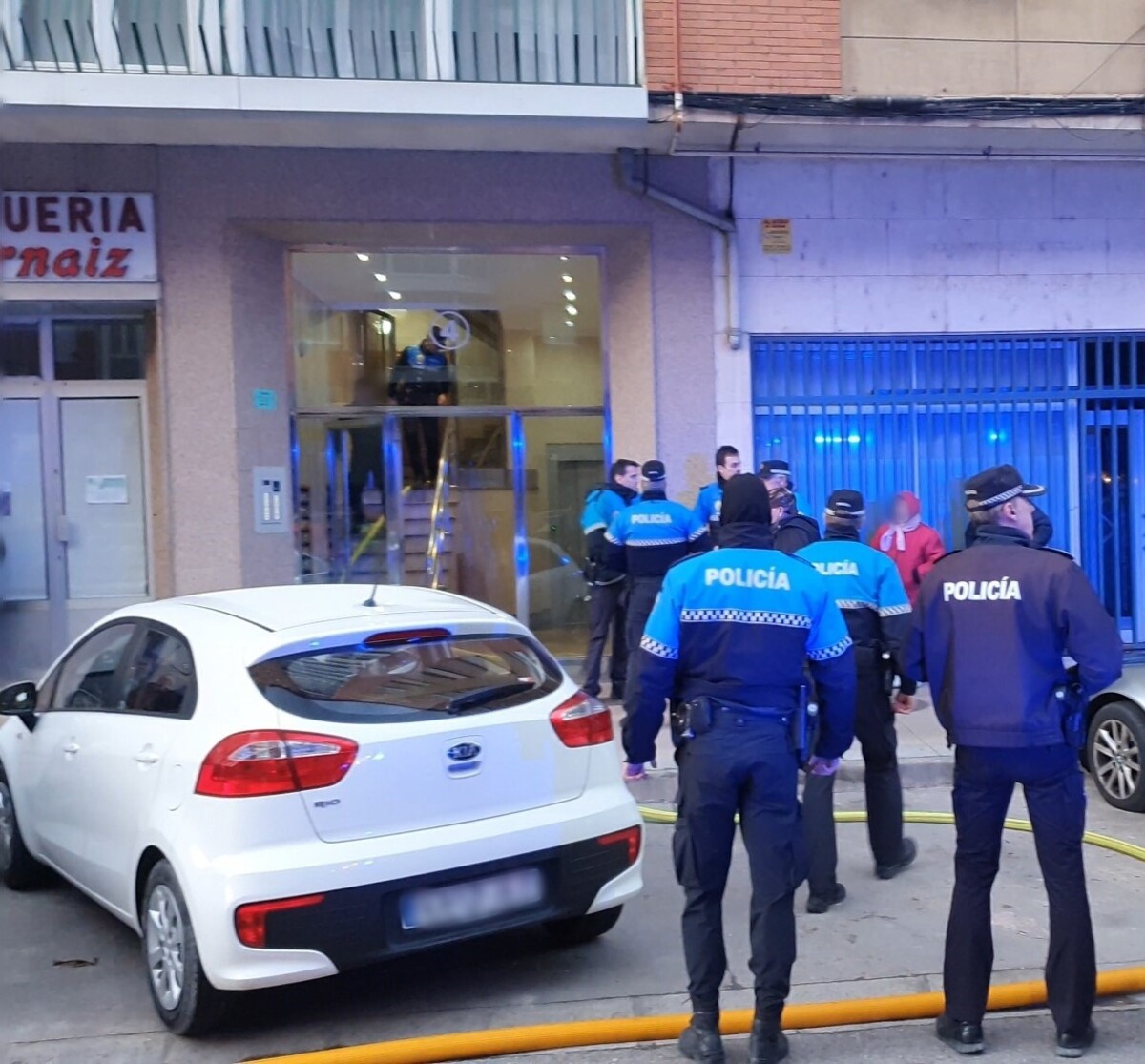 Agentes de la Policía Local frente al número 4 de Calleja y Zurita.  / EUROPA PRESS