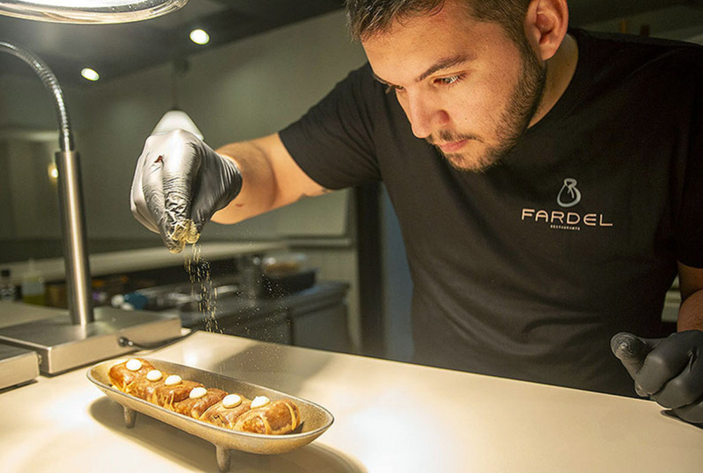 El chef alcarreño, durante la elaboración de uno de sus platos más solicitados. 