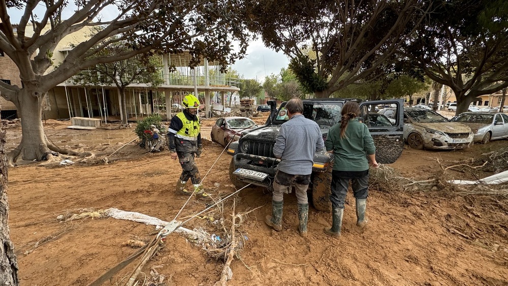 Cristina Gutiérrez ayuda a remolcar un coche con su 4x4 en una de las localidades afectadas por la DANA.