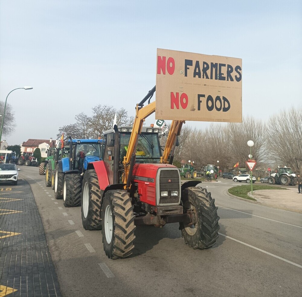 Proclamas también en inglés: 'No farmers, no food'.  / Diario de Burgos