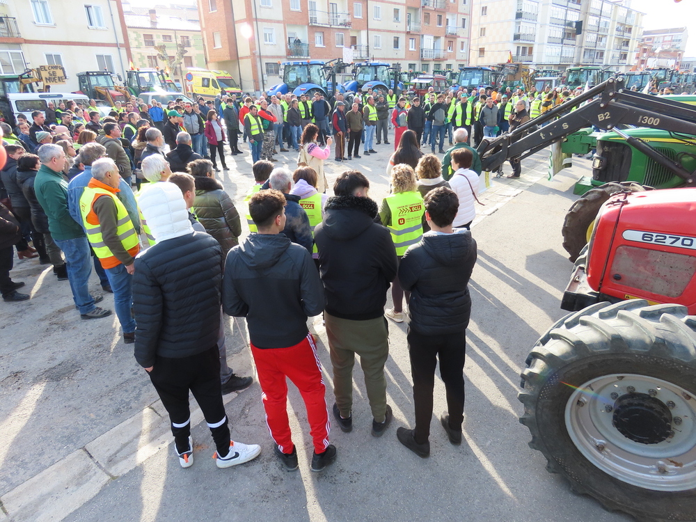 De 250 a 300 tractores toman la calle en Medina de Pomar  / A.C.