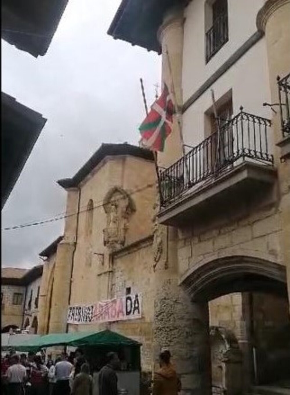 Queman la bandera de España y ponen la ikurriña en Treviño