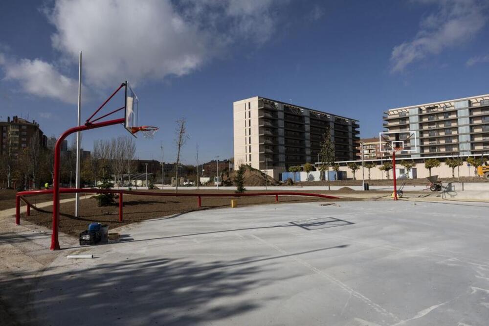 El parque lineal dispone de un espacio para la práctica del baloncesto.